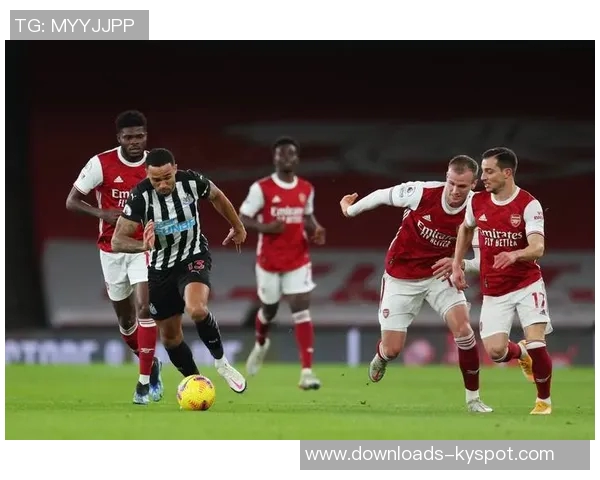 阿森纳与纽卡工作人员冲突现场惊现干草叉引发热议 阿森纳与纽卡工作人员冲突现场惊现干草叉引发热议