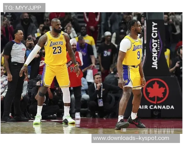 卧龙凤雏组合再现赛场风采美媒调侃艾顿与布朗尼的精彩对决 卧龙凤雏组合再现赛场风采美媒调侃艾顿与布朗尼的精彩对决