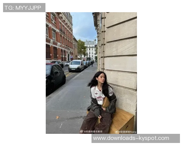 欧阳娜娜身穿阿森纳球衣漫步巴黎街头展现枪迷风采 欧阳娜娜身穿阿森纳球衣漫步巴黎街头展现枪迷风采